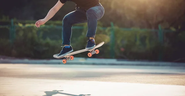 Skateboarder Skateboarding Πρωί Εξωτερικούς Χώρους Και Κάνει Κόλπα — Φωτογραφία Αρχείου