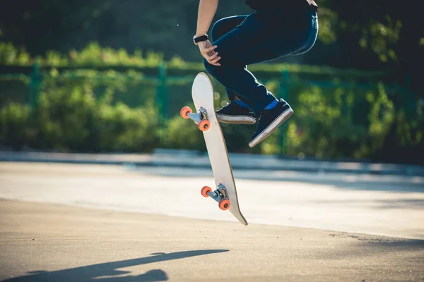 スケートボーダースケートボード午前中屋外でトリックを行う — ストック写真