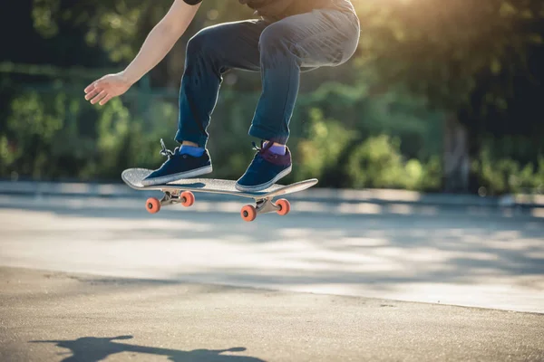 Skateboardista Skateboarding Ráno Venku Dělá Triky — Stock fotografie