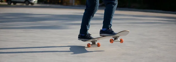 Skateboardåkare Skateboard Morgonen Utomhus Och Gör Tricks — Stockfoto