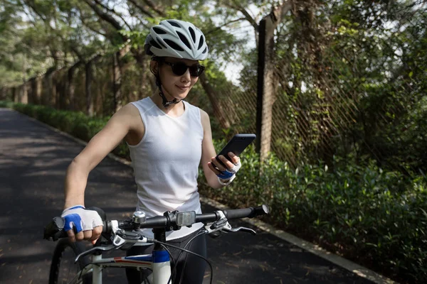 Radweg Befahren Smartphone Beim Radfahren Sonnigen Tagen Nutzen — Stockfoto