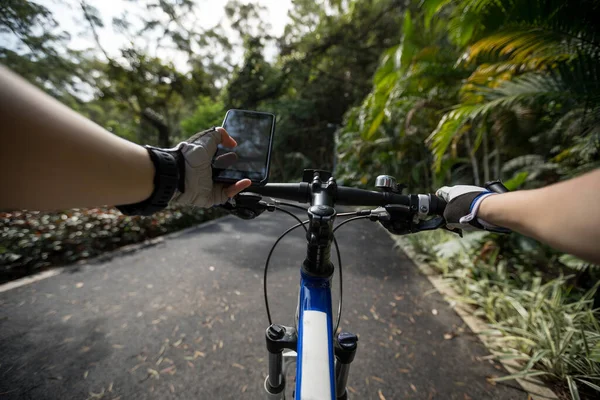 Smartphone App Zur Navigation Während Der Radtour Auf Dem Waldweg — Stockfoto