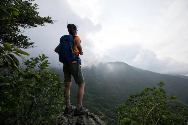 Successful Hiker Looking View Sunrise Mountain Top Cliff Edge — Stock Photo, Image