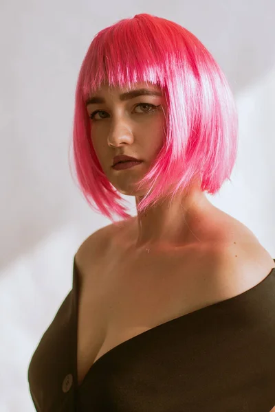 Крупный План Портрет Молодой Сексуальной Женщины Розовым Шиллингом Макияжем Белом — стоковое фото