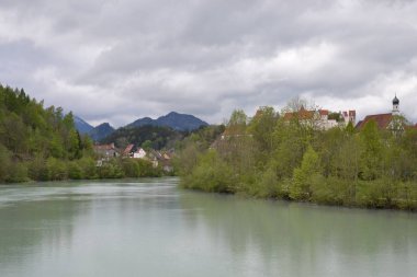 Bulutlu havada Bavyera Alplerinde yürümek