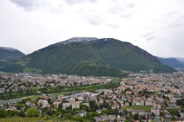 İtalyan Alplerinde Güneşli bir gün