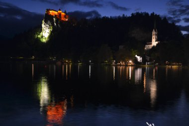 Bir bahar akşamı göl kanadı.