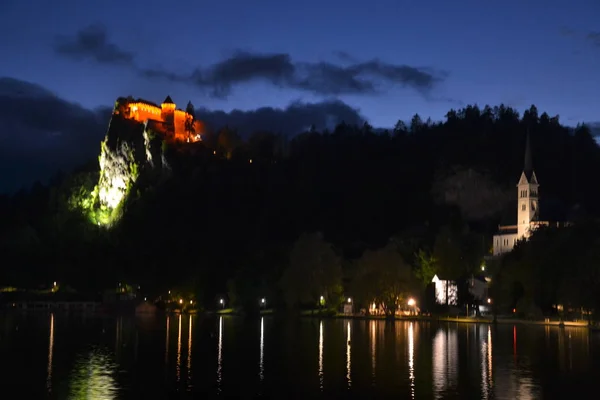 春の夜に湖が氾濫 — ストック写真