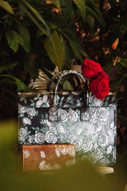 bir çok rengin yanında bir de deri çanta.