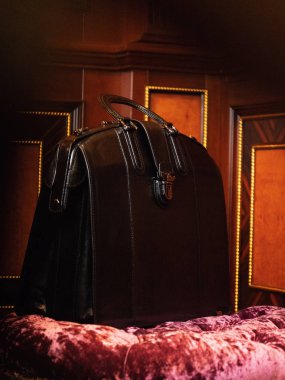 siyah seyahat deri takım elbise çantası