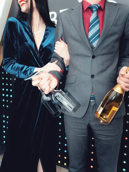 A man and a woman in expensive suits are ready to play in the casino — Stock Photo, Image