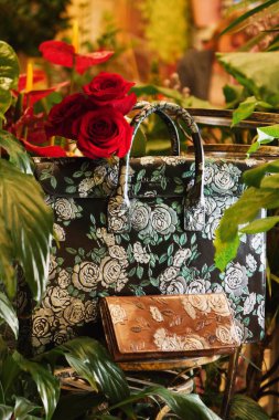 bir çok rengin yanında bir de deri çanta.