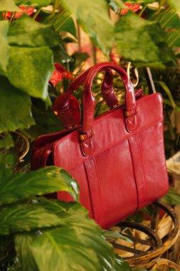 Kahverengi deri çanta ve bir sürü renk.