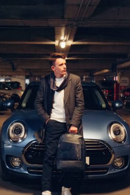 Makinenin arka planında deri evrak çantası olan programcı