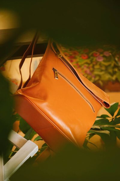 желтый лакированный мешок кожи среди цветов
