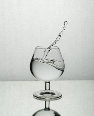 Şarap kadehinde bir damla su
