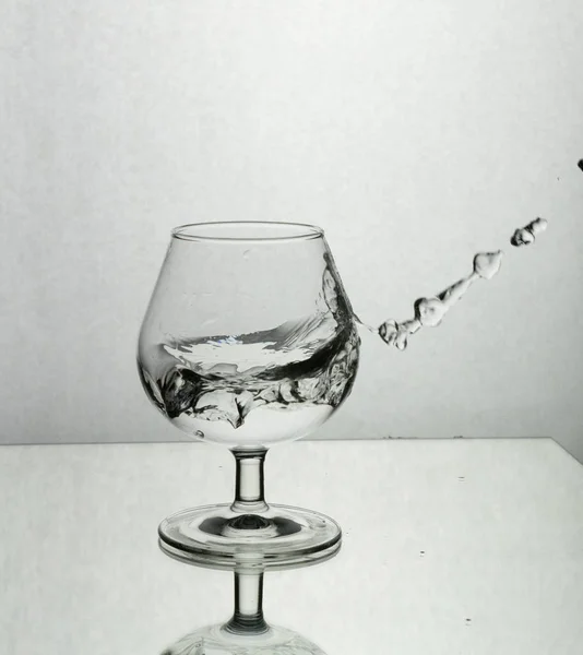 Şarap kadehinde bir damla su