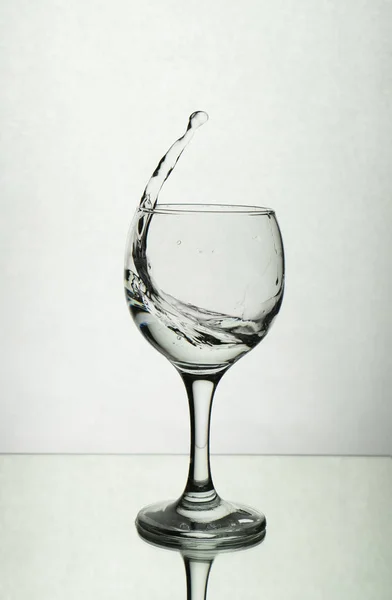 Salpicadura de agua en una copa de vino —  Fotos de Stock