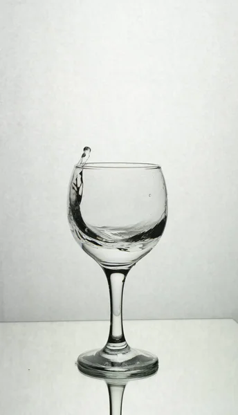 Šplouchnutí vody ve sklenici vína — Stock fotografie