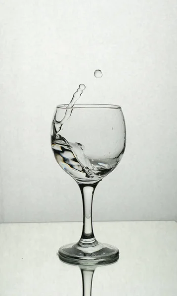 Salpicadura de agua en una copa de vino — Foto de Stock
