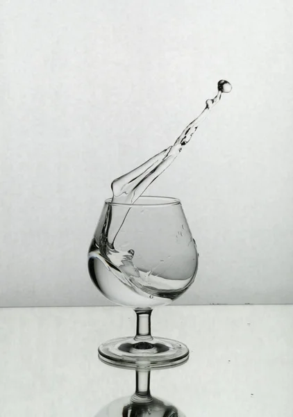 Salpicadura de agua en una copa de vino — Foto de Stock