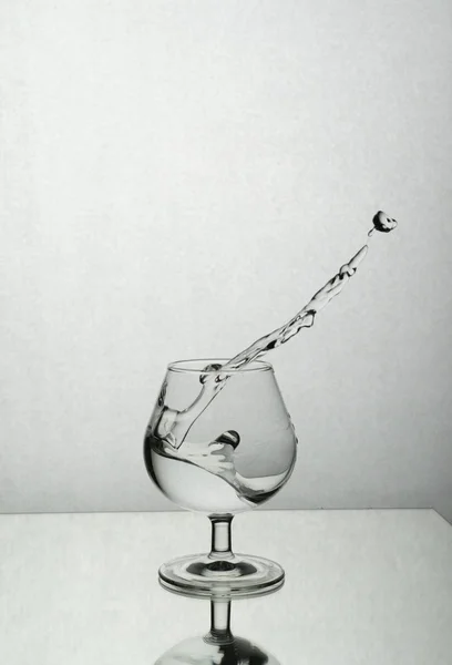 Wasserspritzer im Weinglas — Stockfoto