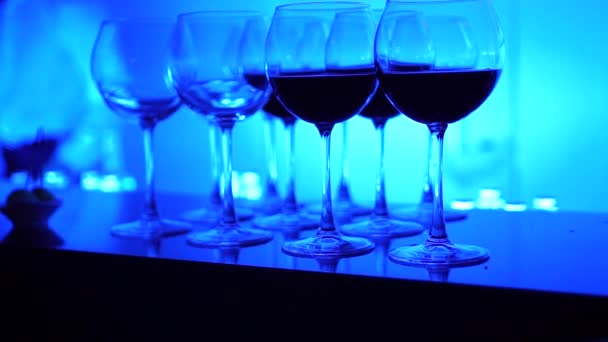 Copos Vinho Balcão Bar Decorado — Vídeo de Stock