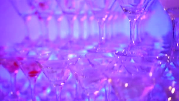 金字塔 从玻璃杯里倒满了香槟 — 图库视频影像