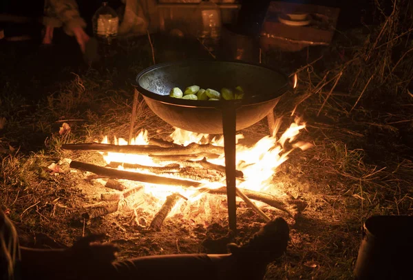 Mahkeme bir kazanda ateşte kavruluyor.