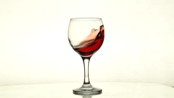 Spruzzi Vino Rosso Nel Bicchiere — Video Stock