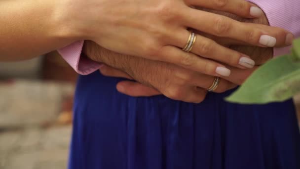 Hände Des Brautpaares Mit Eheringen — Stockvideo