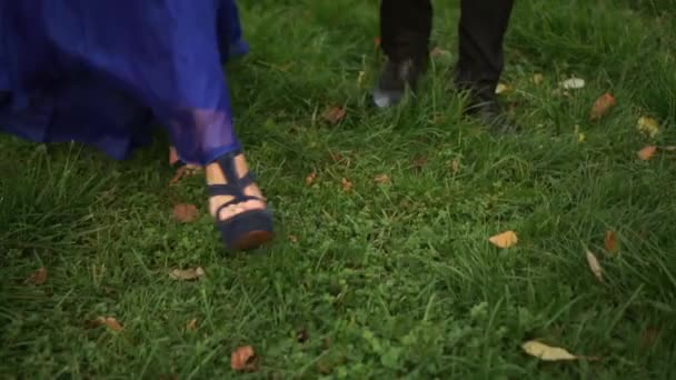 Die Füße Der Braut Und Des Bräutigams Liegen Auf Dem — Stockvideo