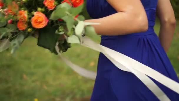 Νύφη Κρατά Στο Χέρι Της Ένα Γαμήλιο Μπουκέτο Τριαντάφυλλα Ορτανσίες — Αρχείο Βίντεο