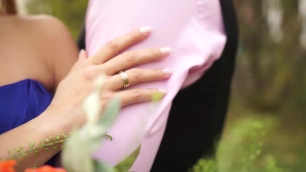 Mano Della Sposa Tiene Avambraccio Dello Sposo — Video Stock