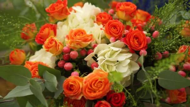 Svatební kytice růží, hortenzie, Hypericum a eukalyptové větve