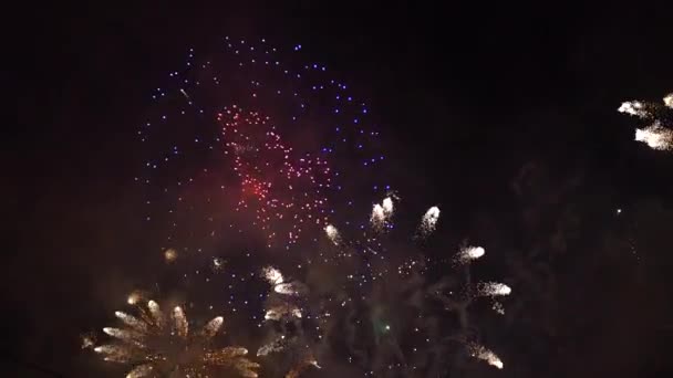 beaux feux d'artifice dans le ciel 