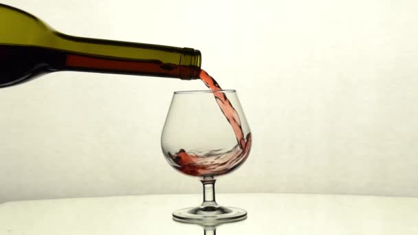 Rotwein Wird Aus Der Flasche Ein Glas Gegossen — Stockvideo