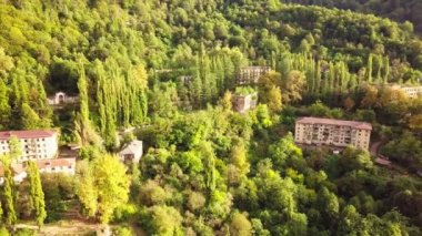 Terk edilmiş bir şehir, bir hayalet kasaba, Akarmara. Hava viewlocated Tkvarcheli yakın. Abhazya. Gürcistan.