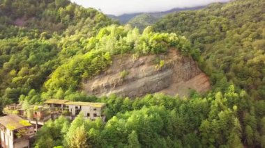 Terk edilmiş bir şehir, bir hayalet kasaba, Akarmara. Hava viewlocated Tkvarcheli yakın. Abhazya. Gürcistan.