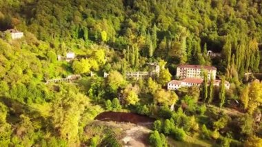 Terk edilmiş bir şehir, bir hayalet kasaba, Akarmara. Hava viewlocated Tkvarcheli yakın. Abhazya. Gürcistan.