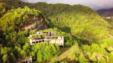 Terk edilmiş bir şehir, bir hayalet kasaba, Akarmara. Hava viewlocated Tkvarcheli yakın. Abhazya. Gürcistan.