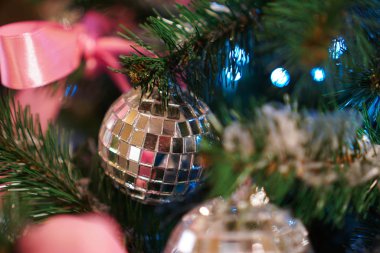 Noel ağacında Noel süslemeleri (disko topu))