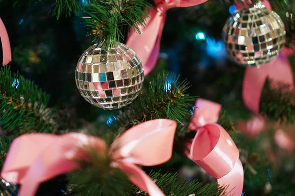 クリスマスツリー上のクリスマスの装飾 ディスコボール — ストック写真