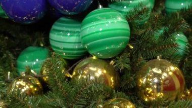 Ağaçta Noel süsleri var. Renkli toplar..