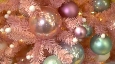 Ağaçta Noel süsleri var. Pembe Noel ağacı.