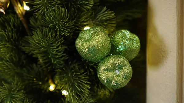 Weihnachtsschmuck Weihnachtsbaum Grüne Beeren — Stockfoto