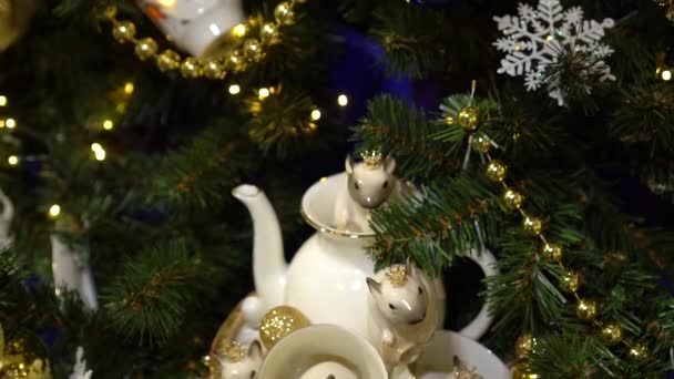 クリスマスツリー上のクリスマスの装飾 プレートとマウス — ストック動画