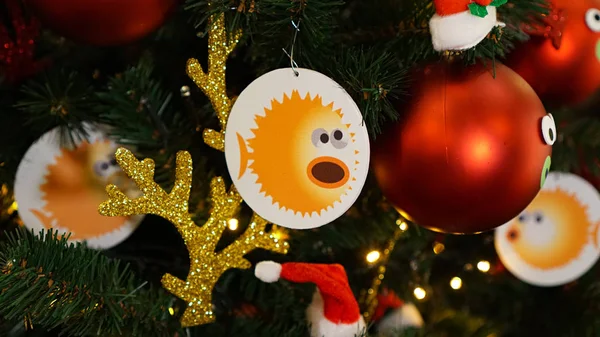 Noel ağacında Noel süslemeleri. Balık ve Su Dünyası.