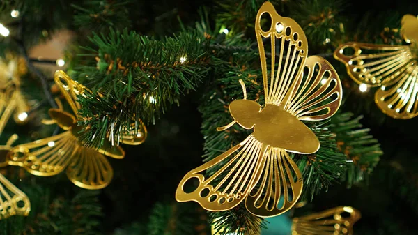 Noel ağacında Noel süslemeleri. Kelebek.