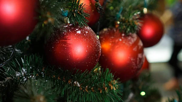 Weihnachtsschmuck Weihnachtsbaum Roter Ball — Stockfoto